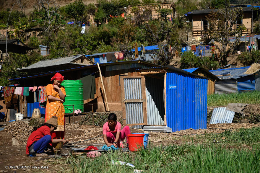 El 2 de febrero de 2024, unos lugareños se lavan frente a un retrete provisional instalado con ayuda de UNICEF en una comunidad afectada por el terremoto, el municipio de Nalgad, en el distrito de Jajarkot, al oeste de Nepal.