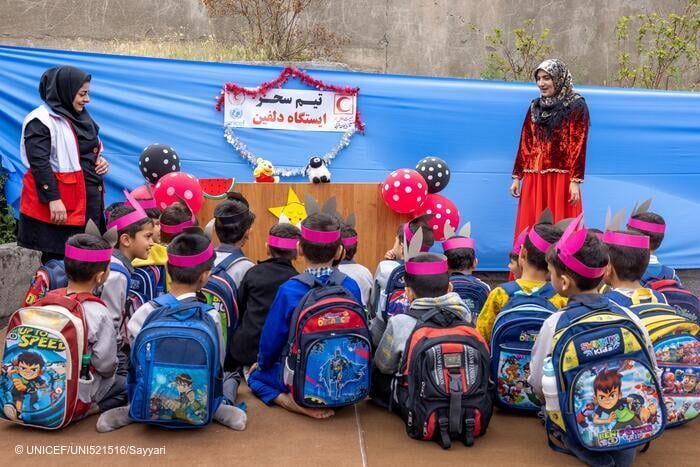 Foto de archivo en Irán, donde vemos a un grupo de niños en uno de los Espacios Amigos de la Infancia de UNICEF donde se protegen y se salvaguardan sus derechos a través del juego y la formación. © UNICEF/UNI521516/Sayyari