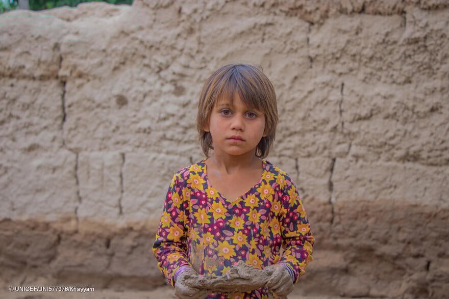 El 16 de mayo de 2024, Somaya, una niña de 7 años, de pie sobre el barro en la provincia afgana de Baghlan