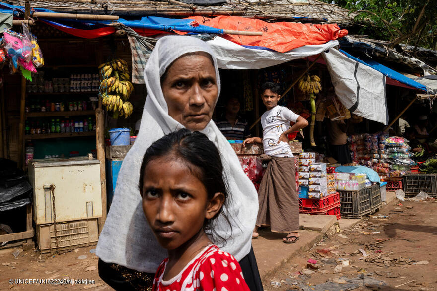  El 16 de julio de 2024, un bazar abarrotado en los campos de refugiados rohinyás en Cox's Bazar, Bangladesh.