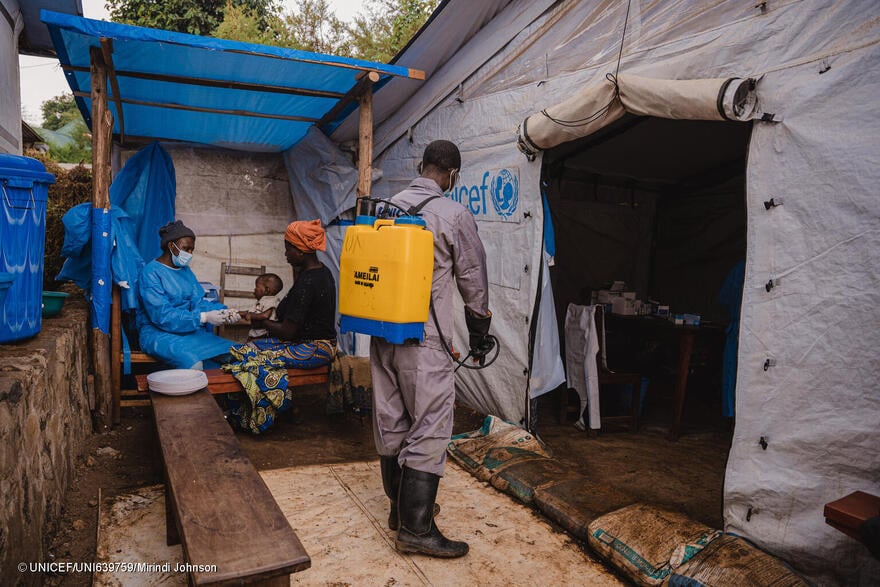 Higienistas formados por UNICEF a través de su aliado AIDES, desinfectan la unidad de aislamiento y tratamiento del mpox en el hospital de Kavumu, en la provincia de Kivu del Sur, RD del Congo, el 6 de septiembre de 2024.