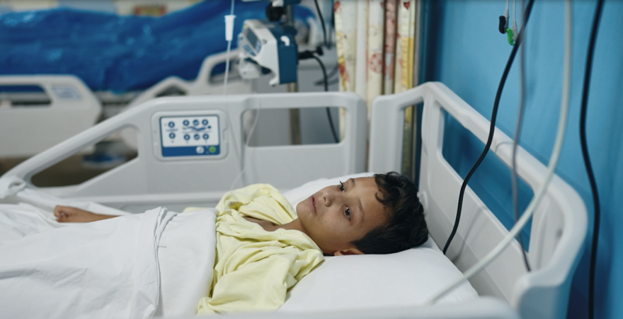 Amir, de 8 años, herido el 23 de septiembre en el sur del Líbano durante la peligrosa escalada del conflicto en el país. Ahora recibe tratamiento en uno de los hospitales públicos de Beirut.