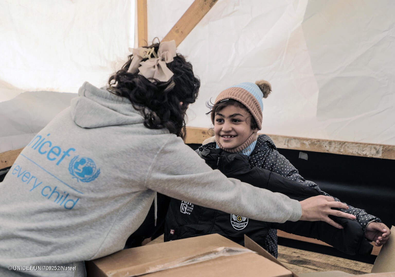 UNICEF y sus socios llevan calor a los niños de Der Al Balah distribuyendo ropa de invierno a niños de 7 años en el campamento de AL Thapeen, en Der Al Balah, en la zona central.