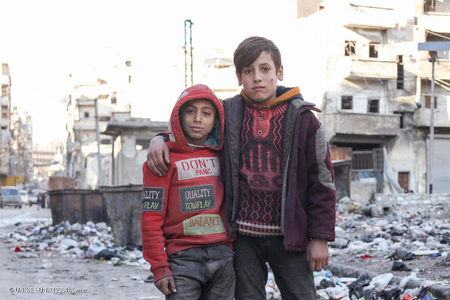 Dos niños entre los escombros de la guerra en Siria