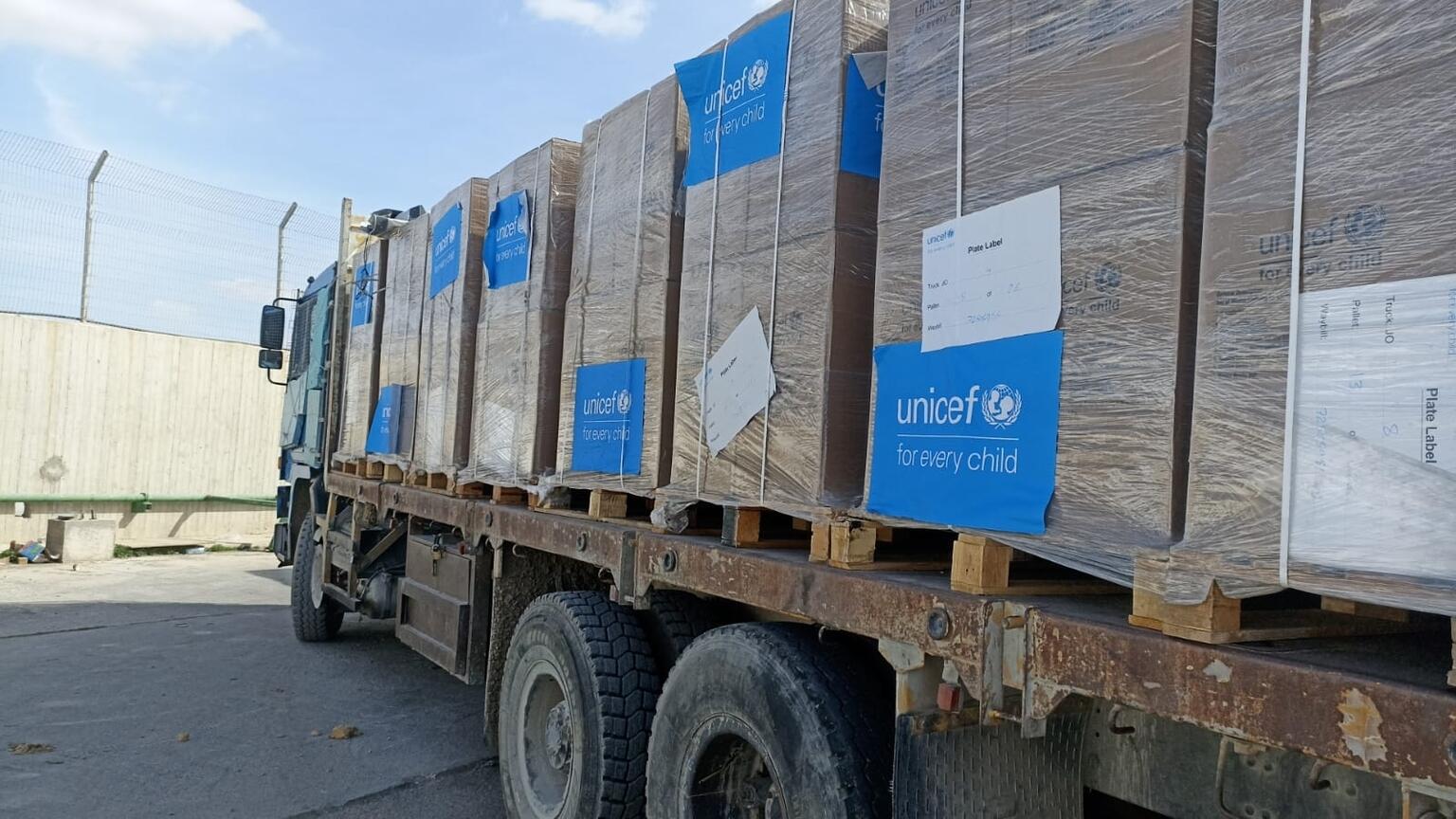 un camión de UNICEF cargado con alimento terapéutico para paliar la desnutrición en Gaza