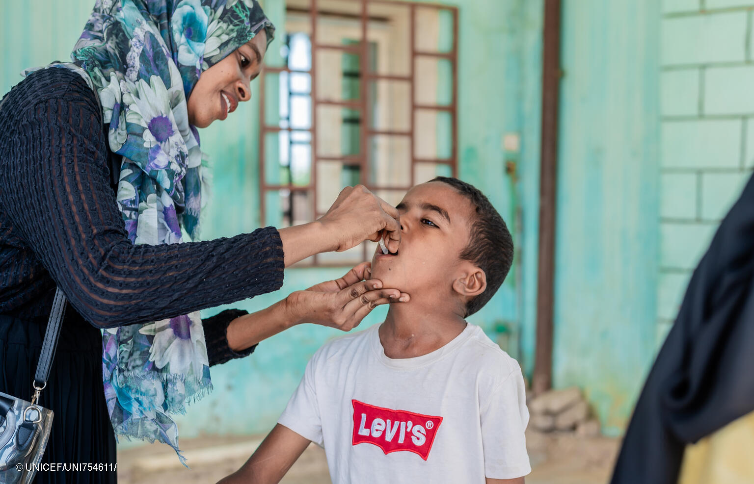 Niño en Sudán recibe la vacuna del cólera