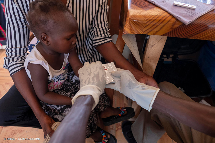 Niño en Sudán del Sur recibe asistencia médica
