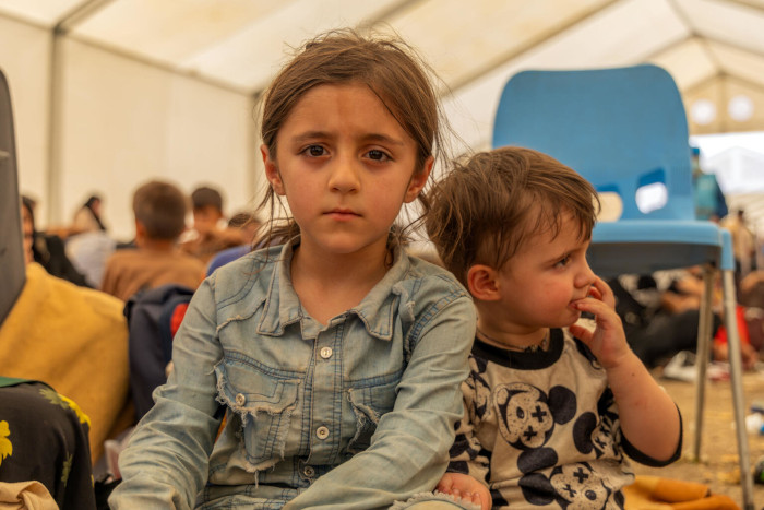 Niños en un área de recepción en el punto fronterizo de Islam-Qala.