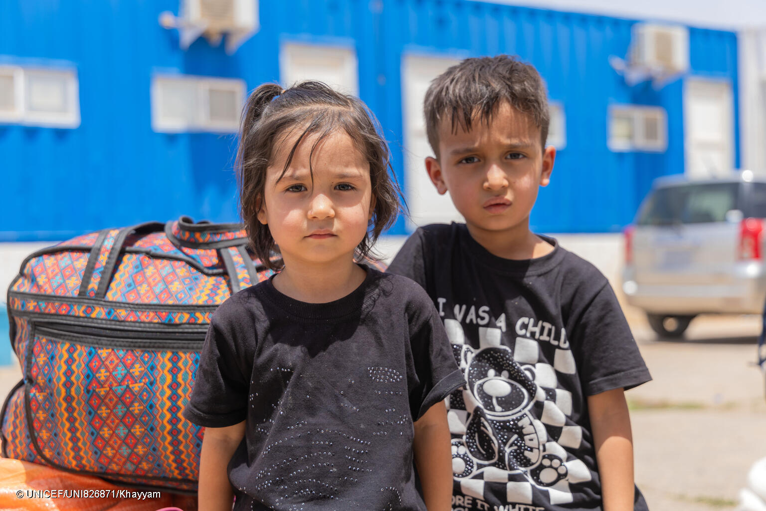 niños y niña desplazados con sus pertenencias
