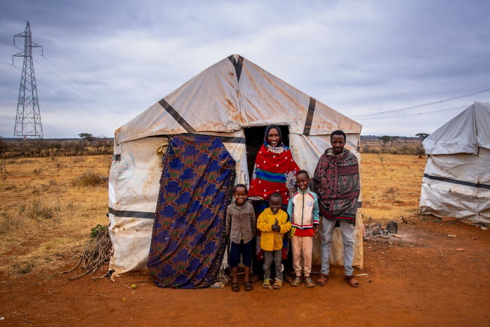 Una familia en Etiopía delante de su alejamiento temporal.