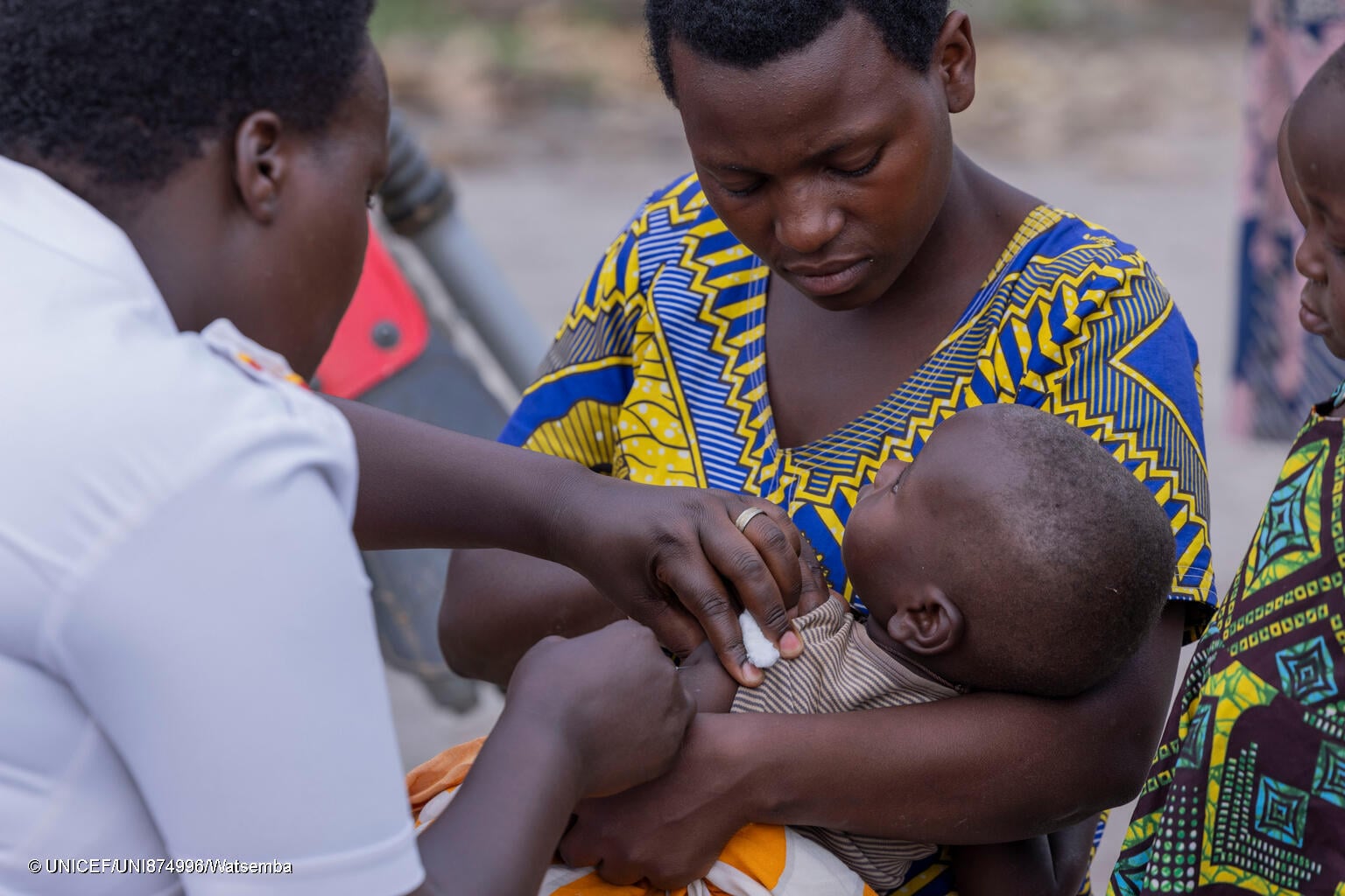 Bebé recibiendo su vacuna contra la malaria en Uganda.