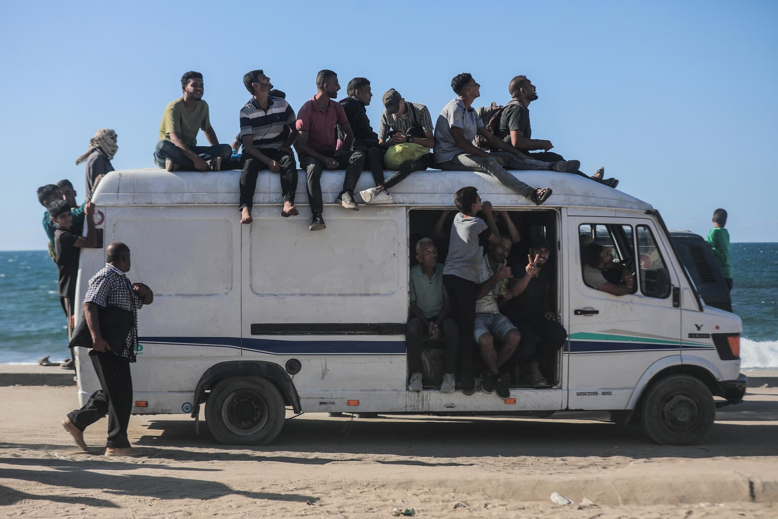 Las familias palestinas se desplazan por la carretera costera de regreso al norte de Gaza.