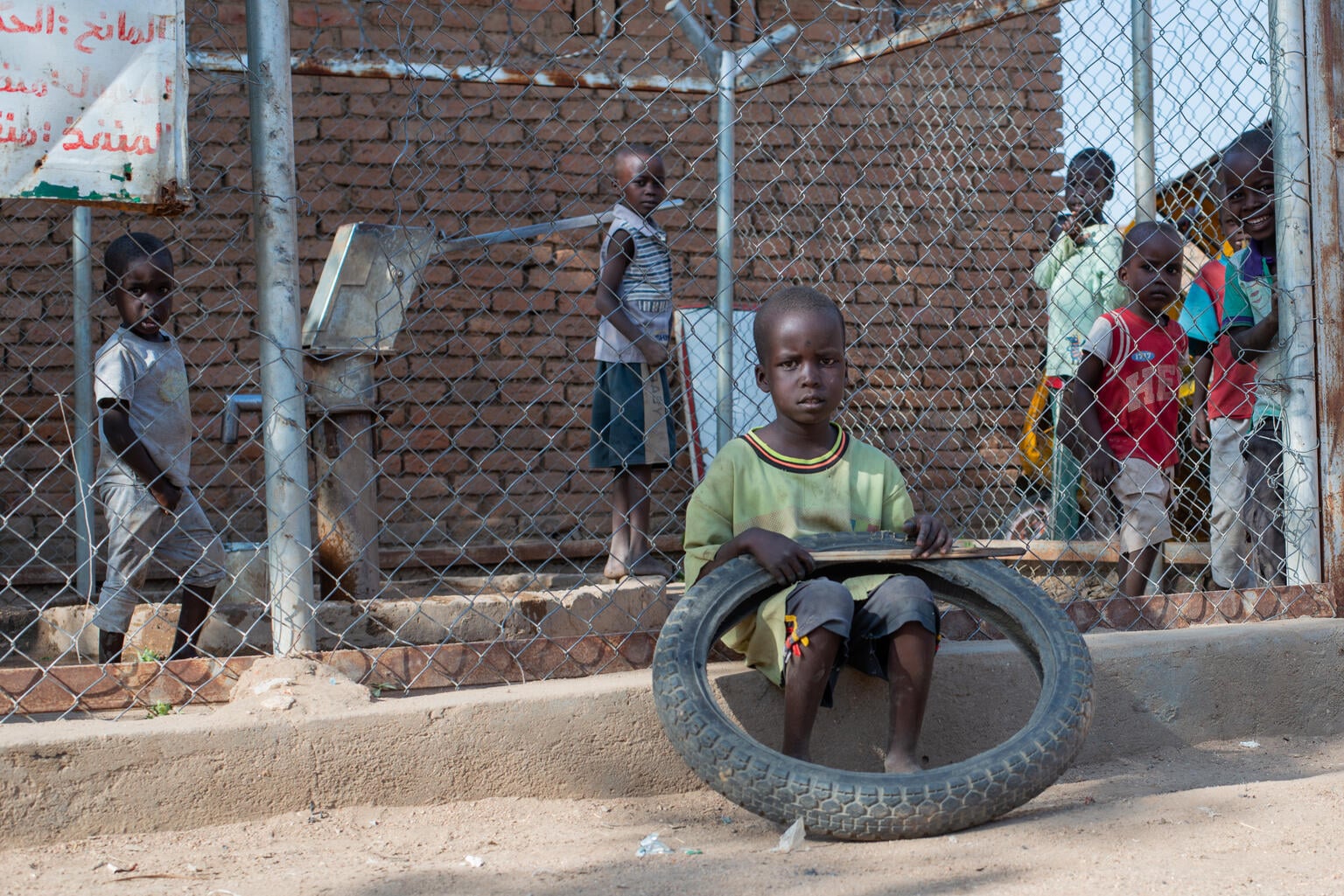 niño con un neumático