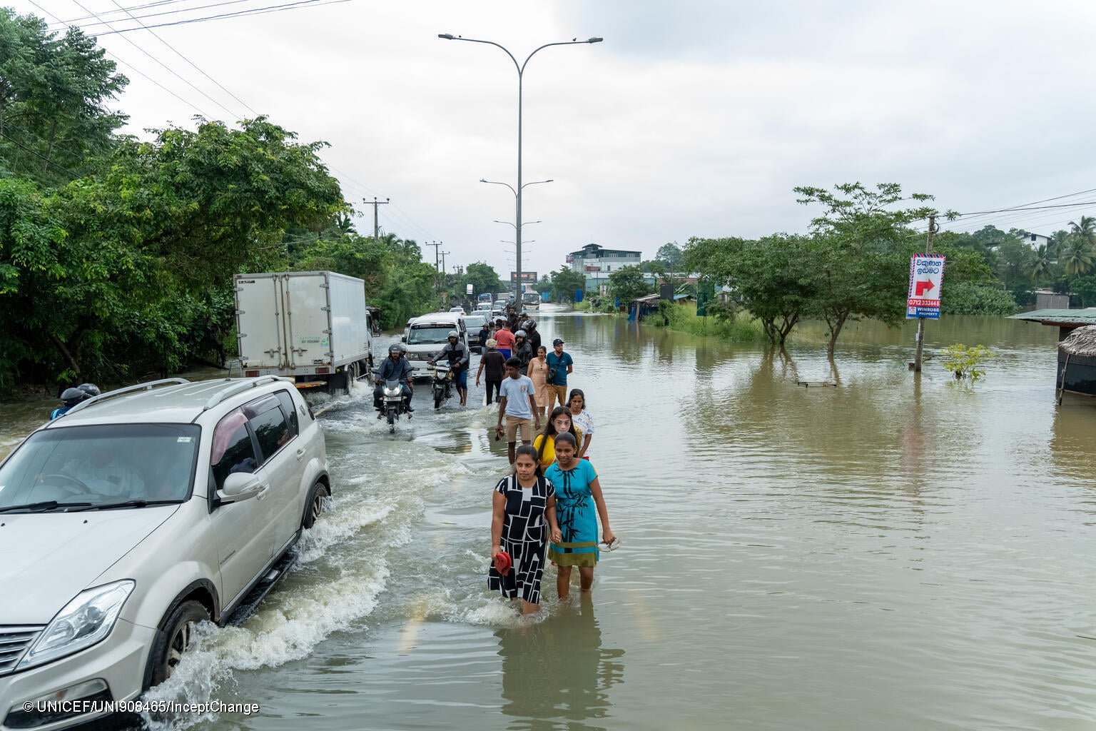 Familias en las calles de Sri Lanka con el agua hasta las rodillas