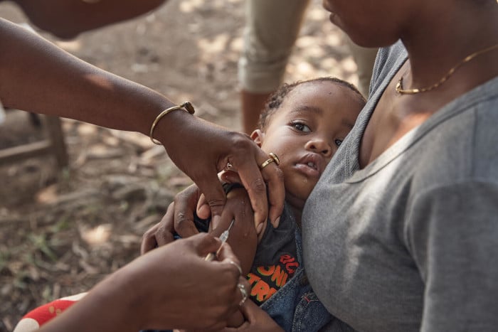 Una niña recibe la vacuna contra el sarampión en Madagascar.