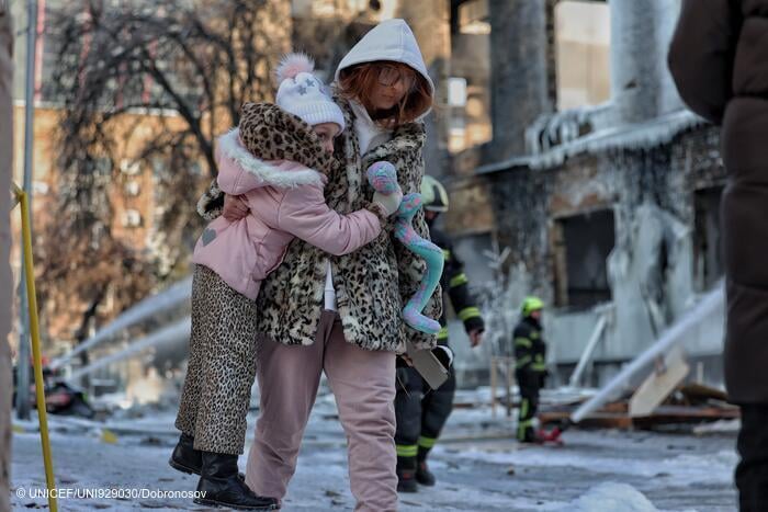 Svitlana lleva en brazos a su hija Arina en su barrio de Kyiv donde la temperatura desciende a 15 grados negativos