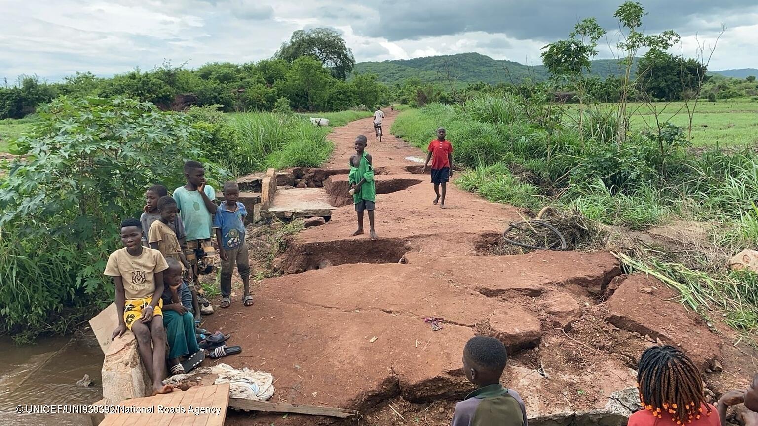 Niños y niñas entre socavones. El 17 de enero de 2026, las carreteras se inundan tras las lluvias torrenciales caídas en Buzi, provincia de Sofala, Mozambique.