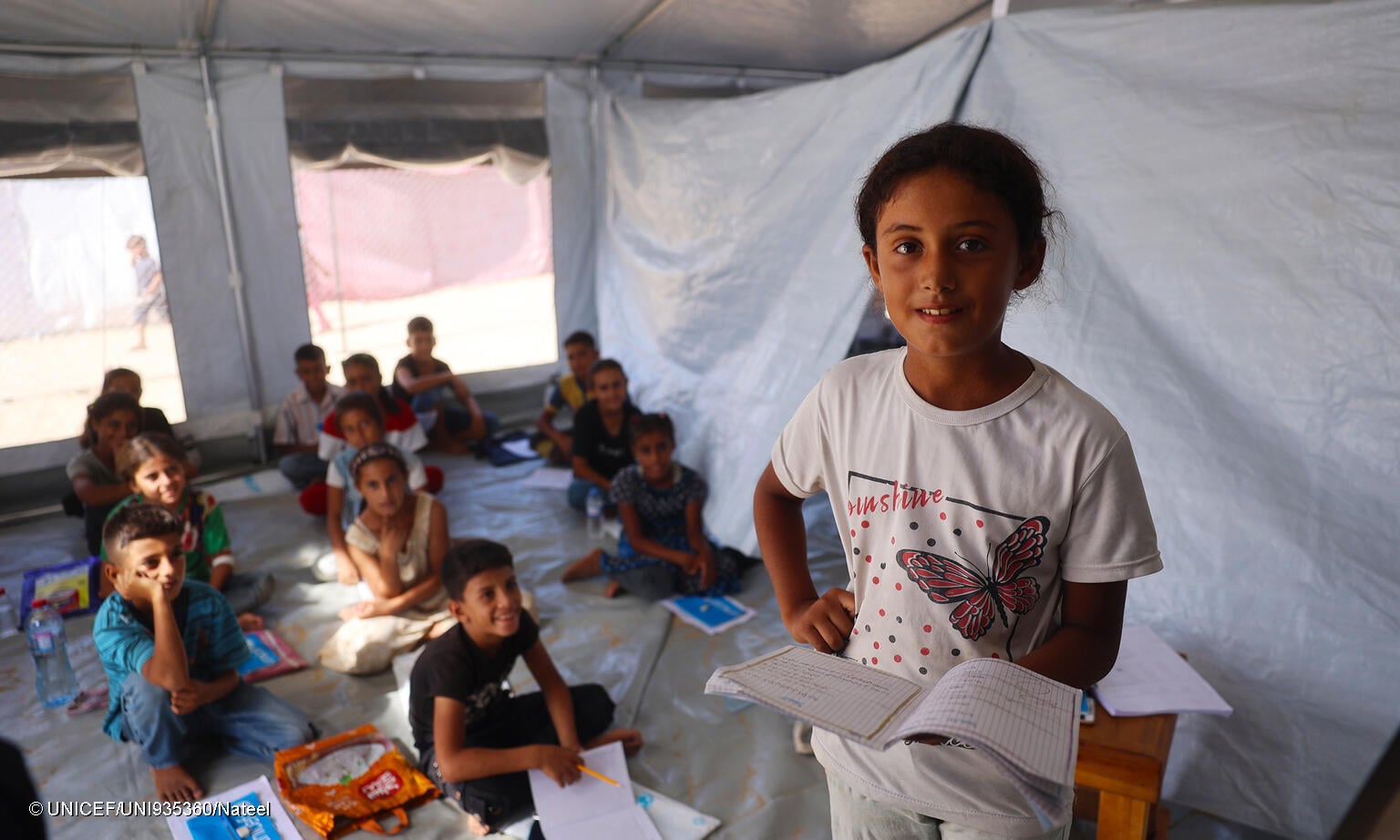 niñas y niños en una escuela impulsada por UNICEF en Gaza