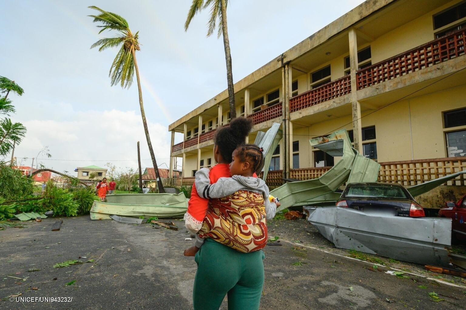 mujer con su bebé a la espalda por las calles de Madagascar