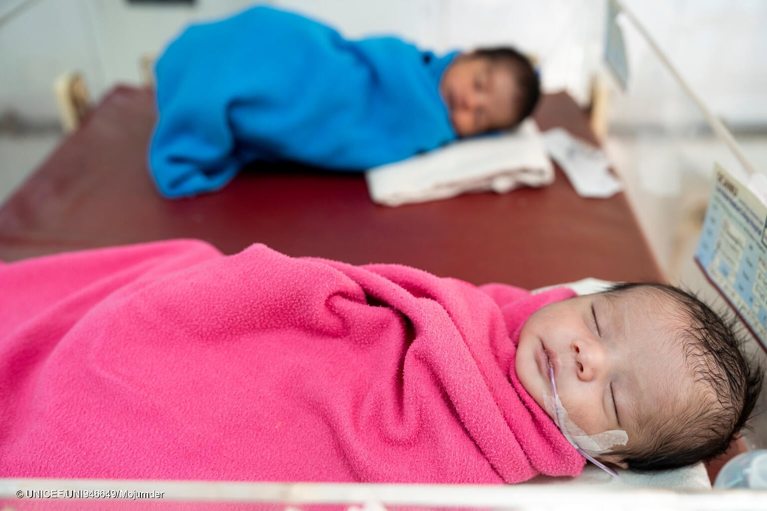 dos bebés recién nacidos en un hospital de Bangladesh