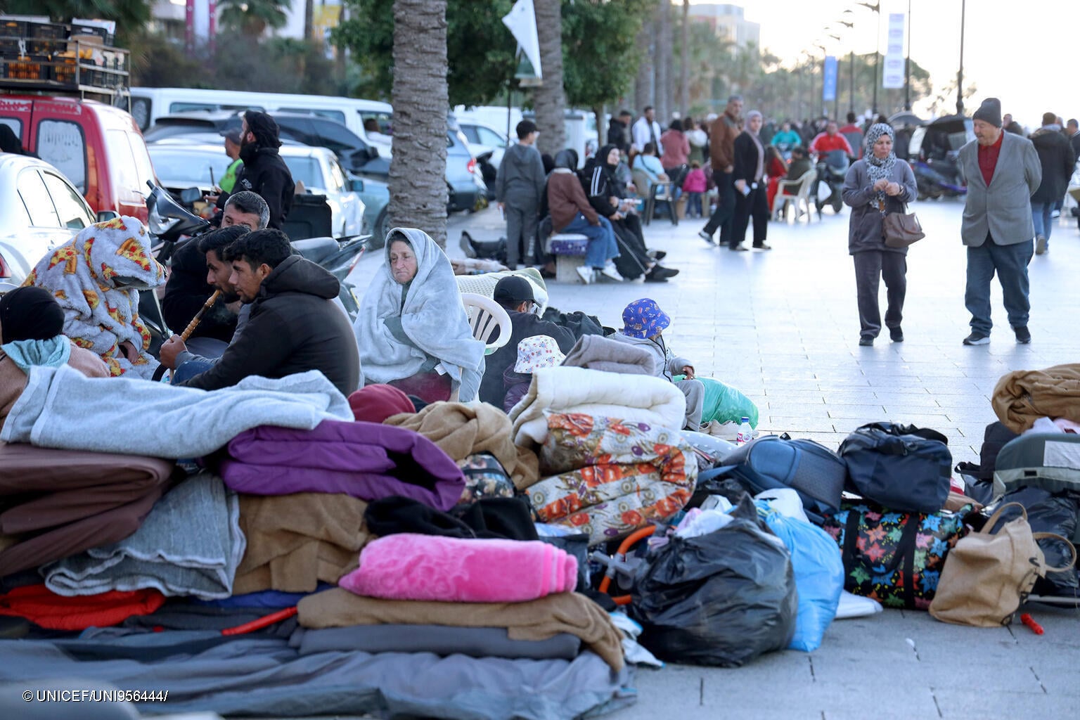 familias enteras y sus pertenencias en la calle en Líbano