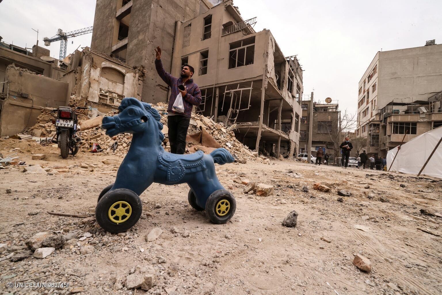 un juguete entre las ruinas tras la escalada en Irán