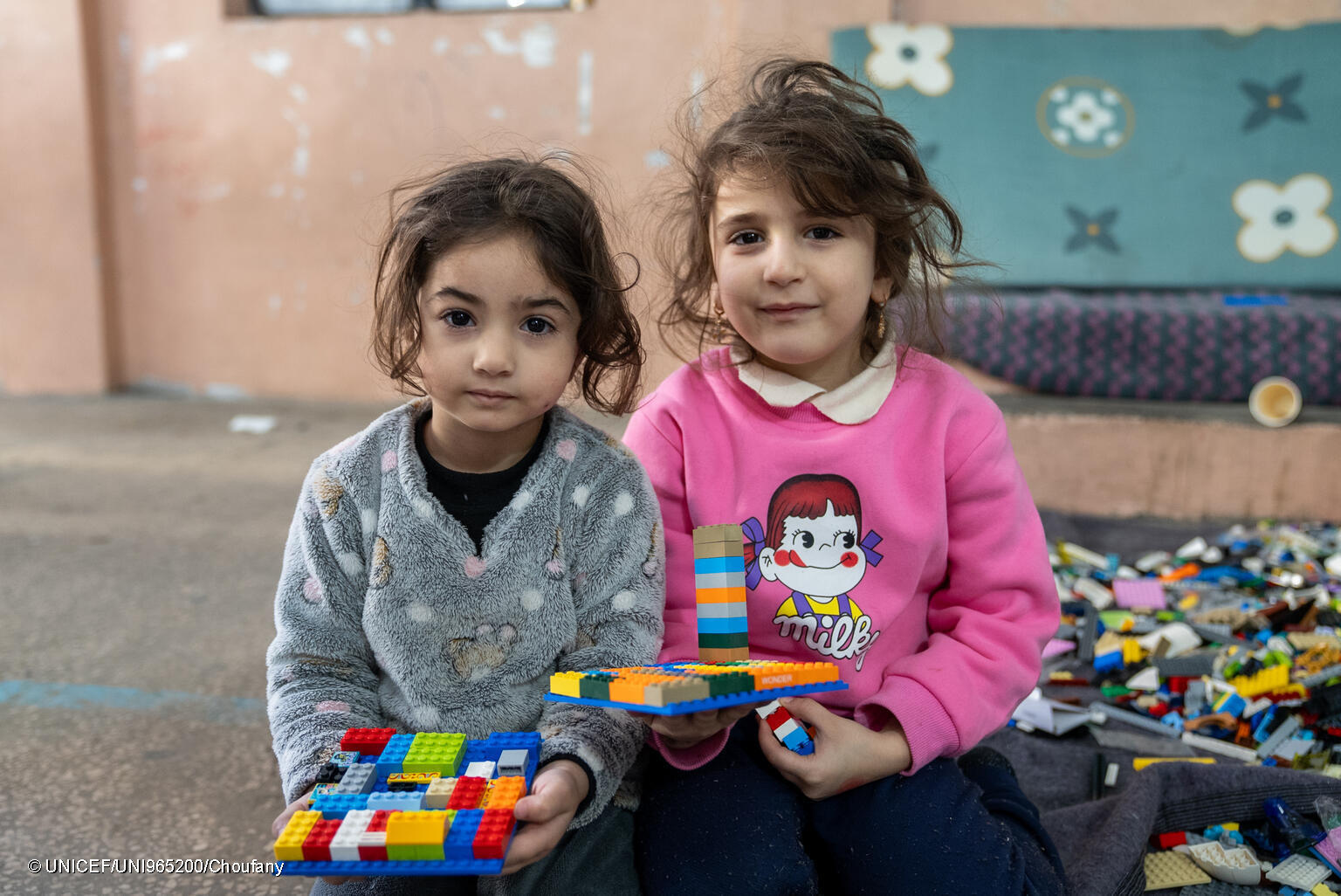dos niñas en un centro de refugiados de Beirut