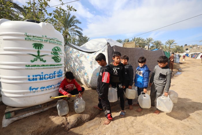 UNICEF distribuye agua en Gaza.