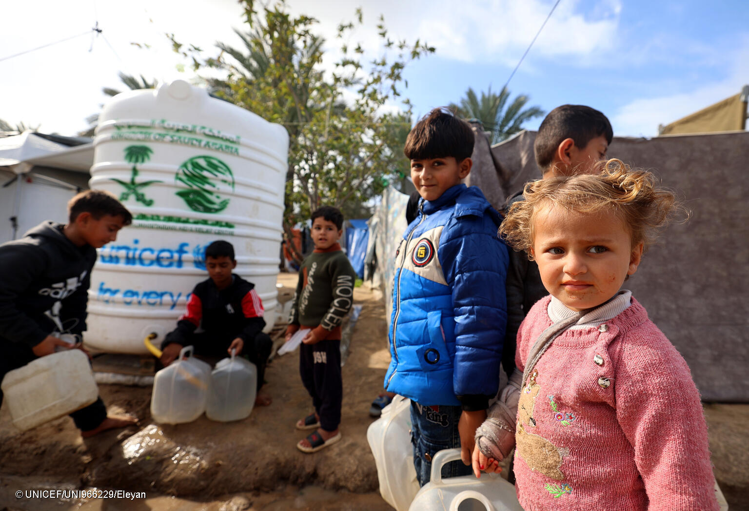 Familias se acercan a recoger agua a las instalaciones facilitadas por UNICEF en Gaza