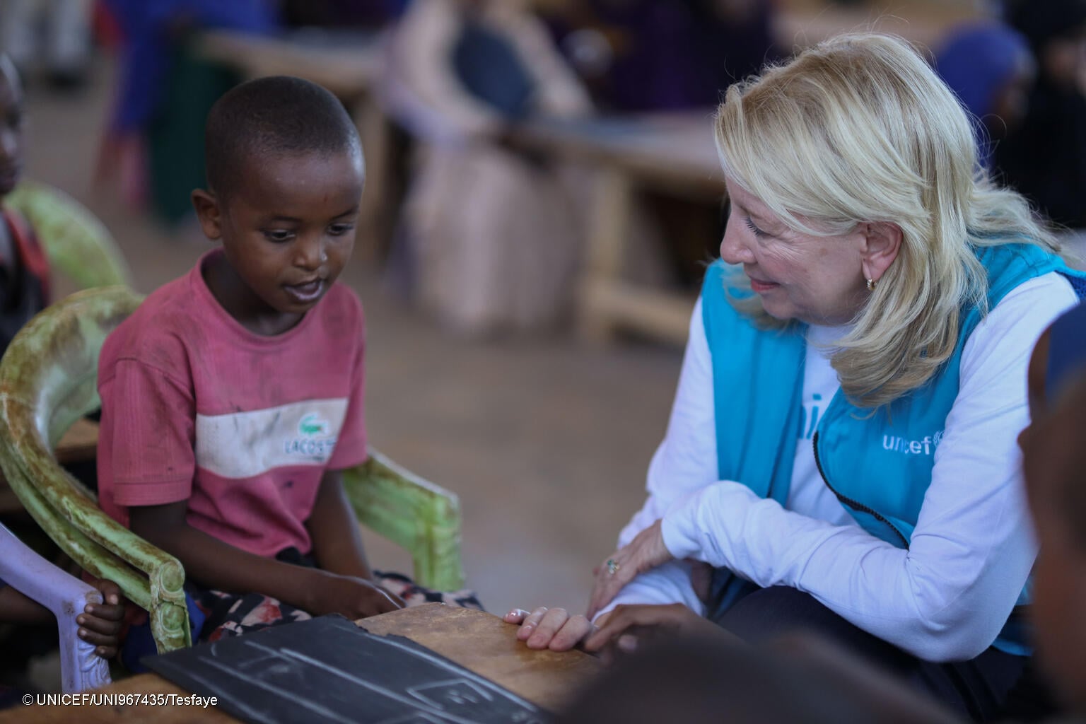 Catherine Russell, Directora Ejecutiva de UNICEF, junto a un niño en Somalia