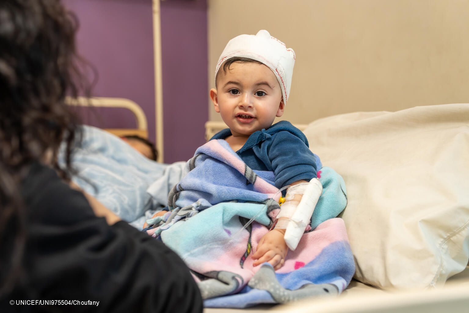 niña herida en un hospital