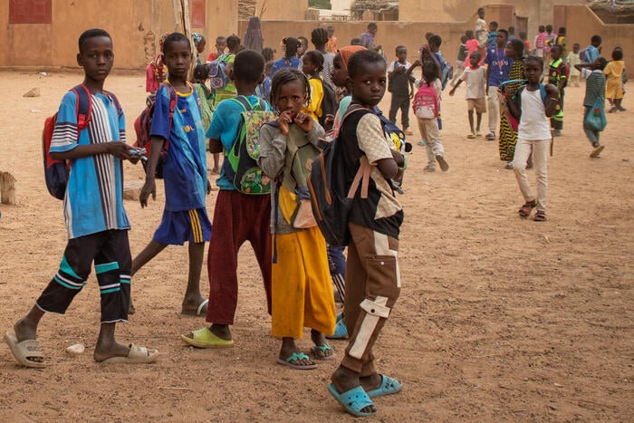 Chicas y chicos en el patio de una escuela en Mali.