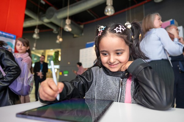 Niña con tablet