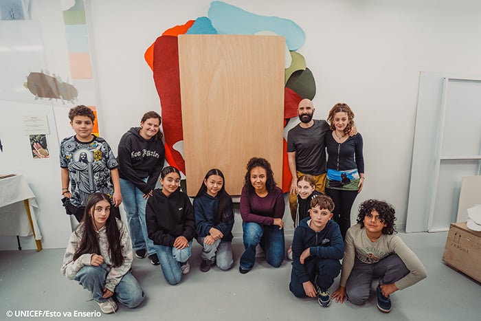 Un grupo de chicos y chicas que han cocreado la obra junto al artista contemporáneo Guillermo Mora para ARCO 2026