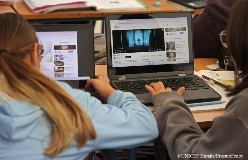 ADOLESCENTES CON UN. ORDENADOR PORTATIL