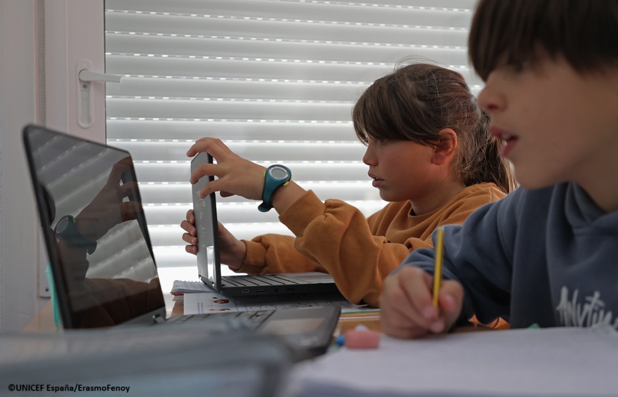 niña y niña frente a un ordenador