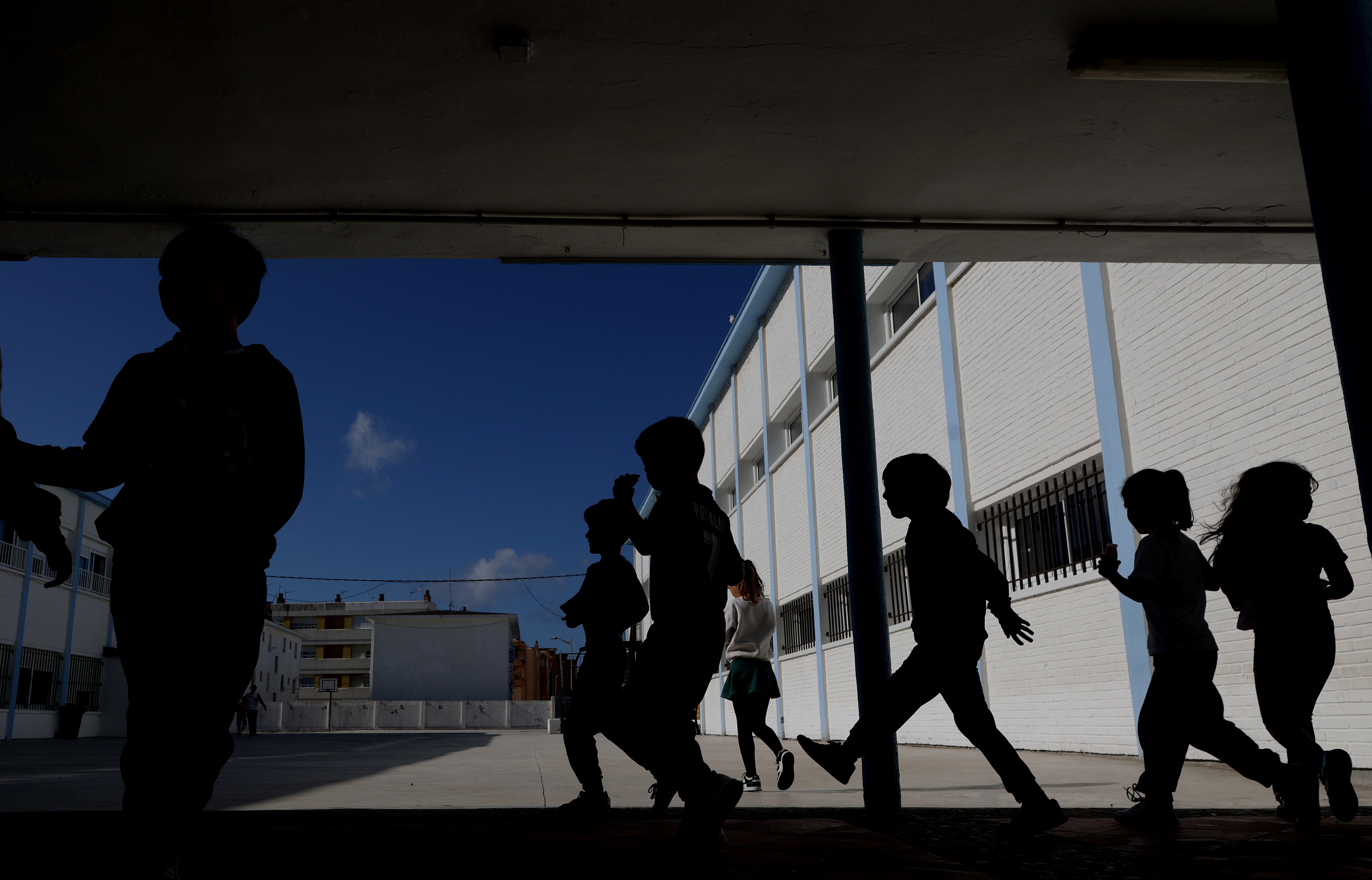 siluetas de niños jugando en España