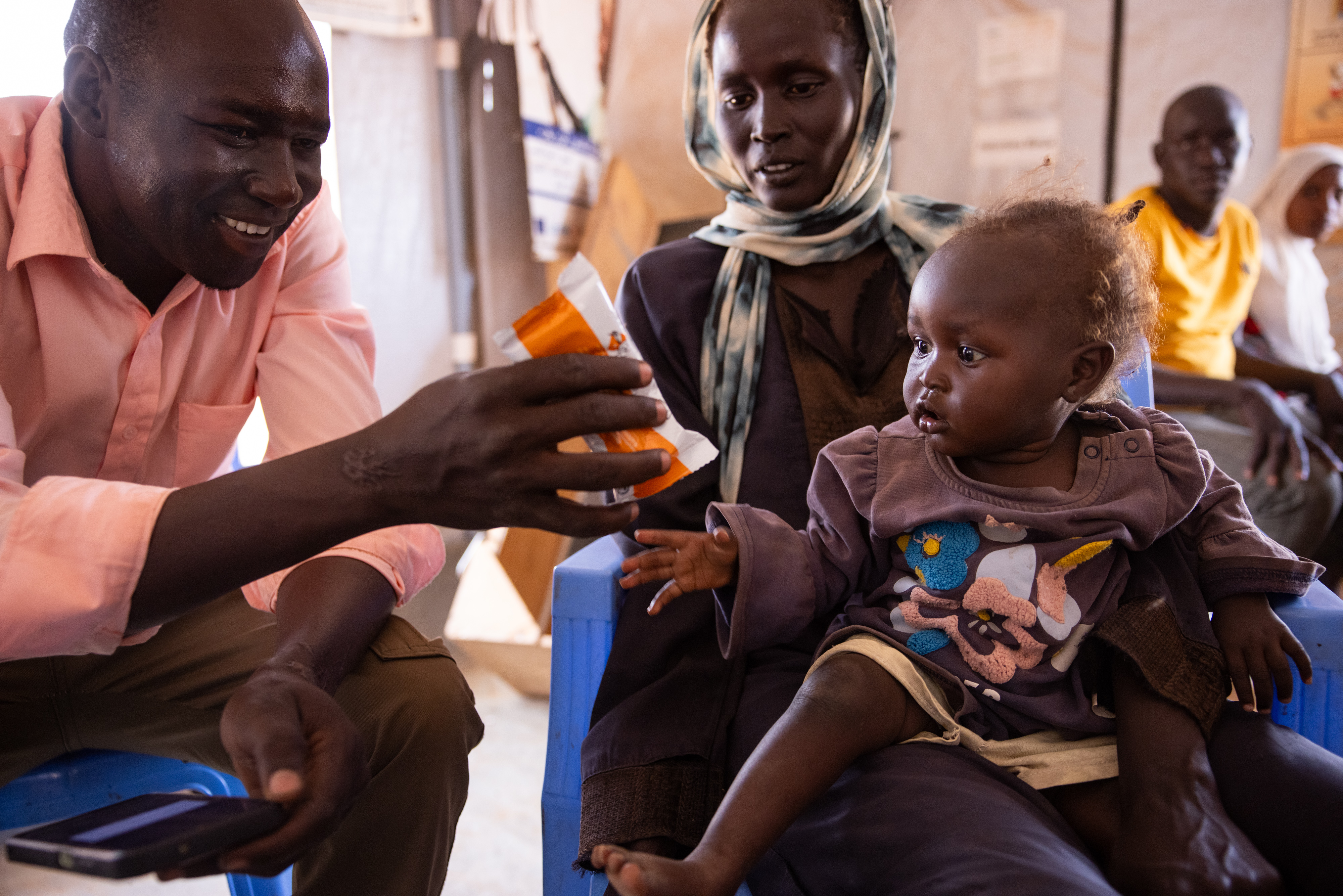 bebé recibe un sobre de nutrición en Sudán del Sur
