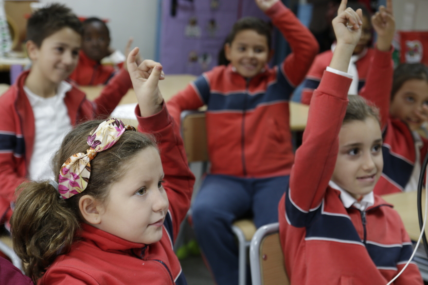 Niños y niñas asisten a la escuela en un colegio de Madrid