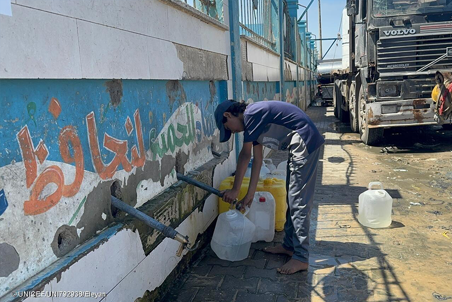 niño cogiendo agua en Gaza