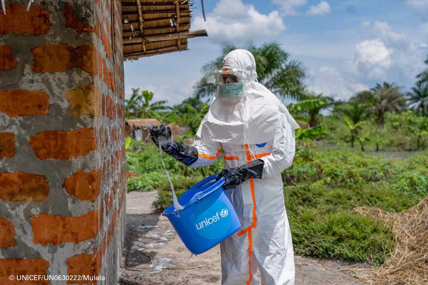 Un equipo de saneamiento apoyado por UNICEF descontamina una casa en Mbandaka, República Democrática del Congo