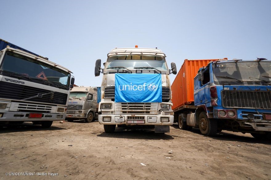 Camión cargado de suministros de UNICEF
