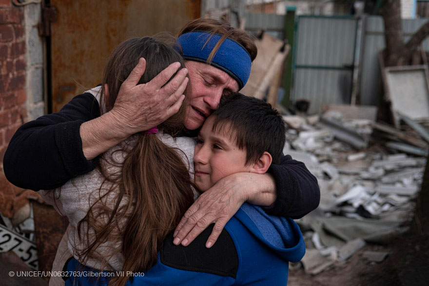 Una abuela ucraniana se aferra con fuerza a su nieto y a su mejor amiga a las afueras de Chernihiv.