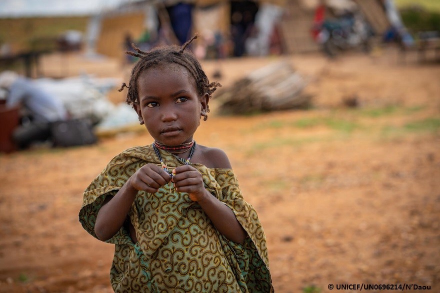 Una niña desplazada que vive en el emplazamiento de Bawa, Mali