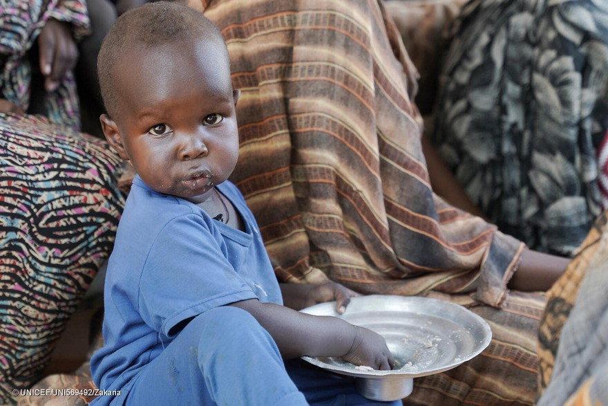 Niños y familias desplazados en el centro de Tambasi, en El Fasher, Darfur del Norte.