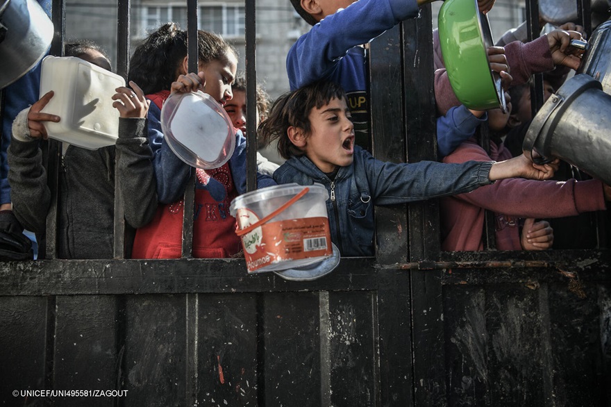 Largas colas de personas intentan desesperadamente conseguir alimentos de las organizaciones que los reparten en Gaza