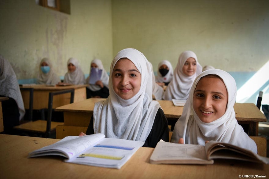 Dos estudiantes afganas