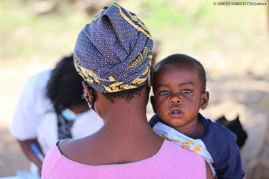 Una madre sostiene en brazos a su hijo en Mozambique