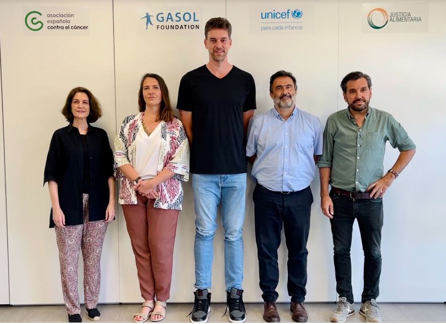 De izquierda a derecha: Ana Fernández Marcos, directora de Incidencia Política y Social de la Asociación Española Contra el Cáncer; Cristina Ribes, directora ejecutiva de la Gasol Foundation Europa; Pau Gasol, presidente de la Gasol Foundation y embajador de UNICEF España; José María Vera, director ejecutivo de UNICEF España; y Javier Guzmán, director de Justicia Alimentaria