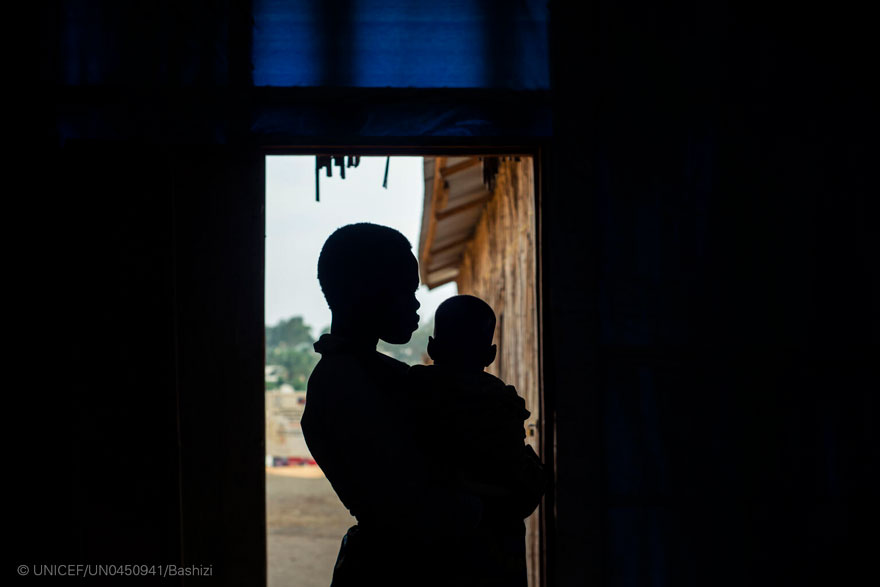 Una mujer sostiene en brazos a un bebé en Ituri, RDC